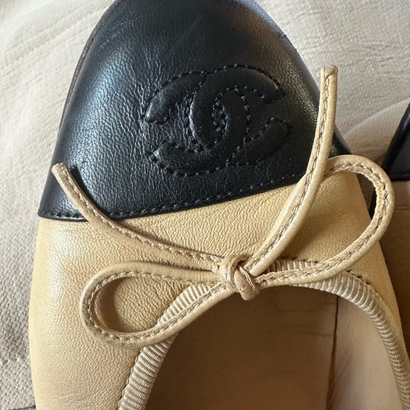 CHANEL CHANEL Classic Cap Toe Ballet Flats Beige & Black Leather – Size 9.5 - Picture 3 of 8